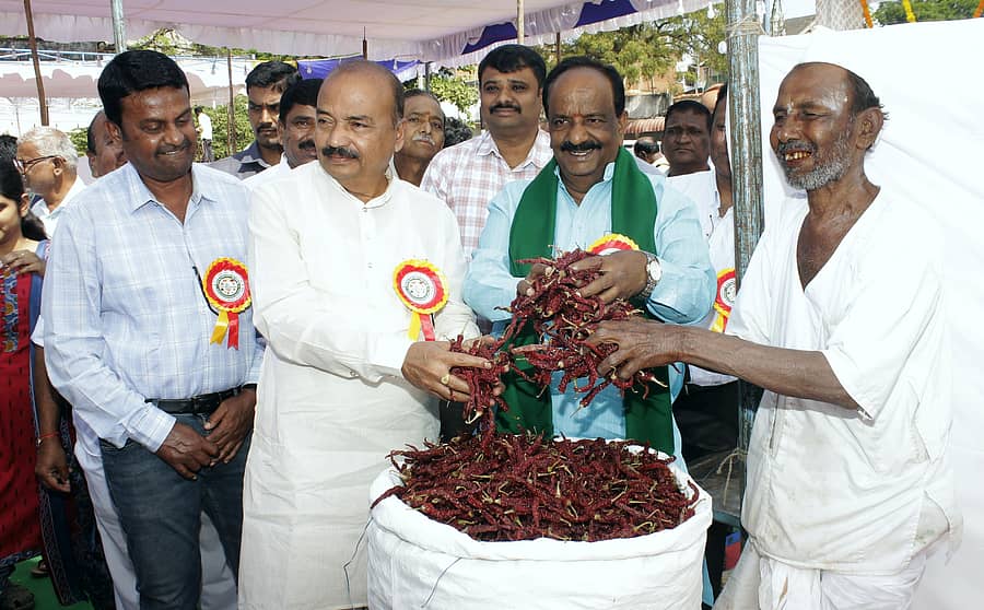 ಹುಬ್ಬಳ್ಳಿಯ ಮೂರುಸಾವಿರ ಮಠದ ಹೈಸ್ಕೂಲ್ ಮೈದಾನದಲ್ಲಿ ಶುಕ್ರವಾರ ಹಮ್ಮಿಕೊಂಡಿದ್ದ 14ನೇ ಒಣ ಮೆಣಸಿನಕಾಯಿ ಮೇಳವನ್ನು ಶಾಸಕರಾದ ಎನ್‌.ಎಚ್‌.ಕೋನರಡ್ಡಿ, ಎಂ.ಆರ್.ಪಾಟೀಲ ಉದ್ಘಾಟಿಸಿ, ರೈತರು ತಂದ ಒಣ ಮೆಣಸಿನಕಾಯಿ ವೀಕ್ಷಿಸಿದರು