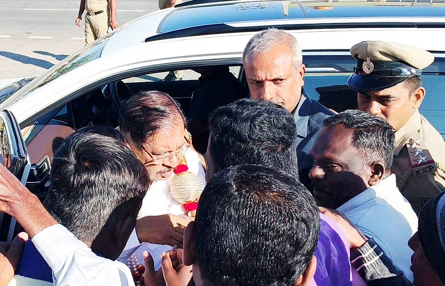 ಹಿರೀಸಾವೆಯಲ್ಲಿ ಶುಕ್ರವಾರ ಗೃಹ ಸಚಿವ ಜಿ.ಪರಮೇಶ್ವರ್ ಅವರನ್ನು ಅಭಿಮಾನಿಗಳು ಸ್ವಾಗತಿಸಿದರು.