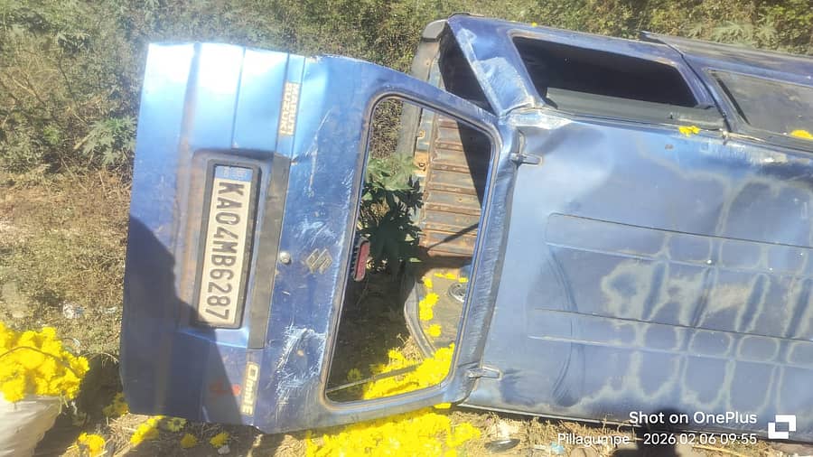 ಅಪಘಾತದಲ್ಲಿ ನಜ್ಜುಗುಜ್ಜಾದ ಕಾರು