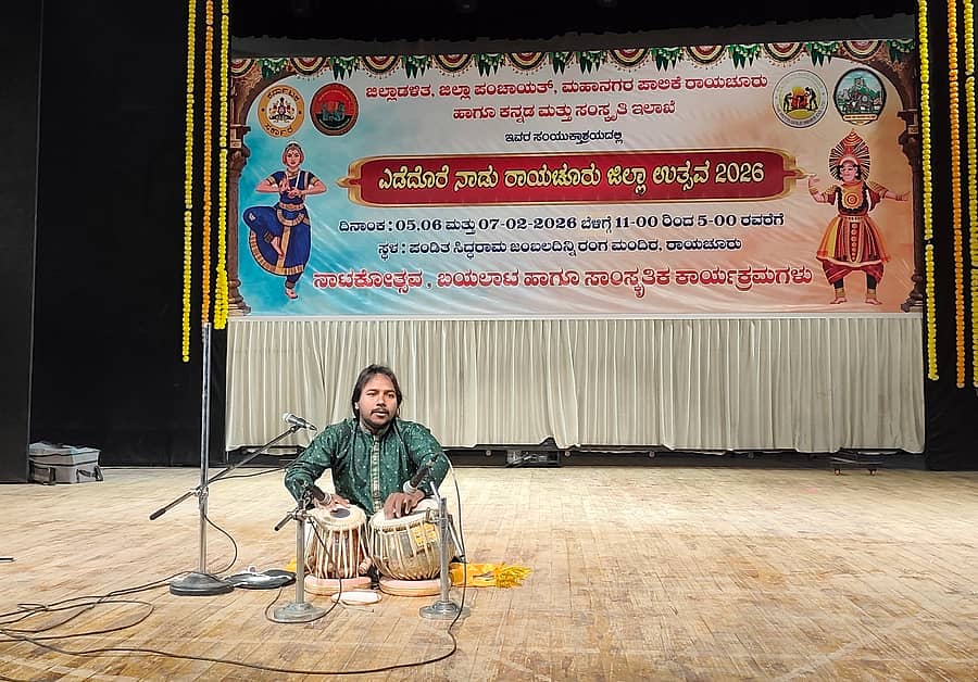 <div class="paragraphs"><p>ರಾಯಚೂರು ಜಿಲ್ಲಾ ಉತ್ಸವದಲ್ಲಿ ಕಲಾವಿದ ಸುದರ್ಶನ ಅಸ್ಕಿಹಾಳ ತಬಲಾ ನುಡಿಸುತ್ತಿರುವುದು</p></div>