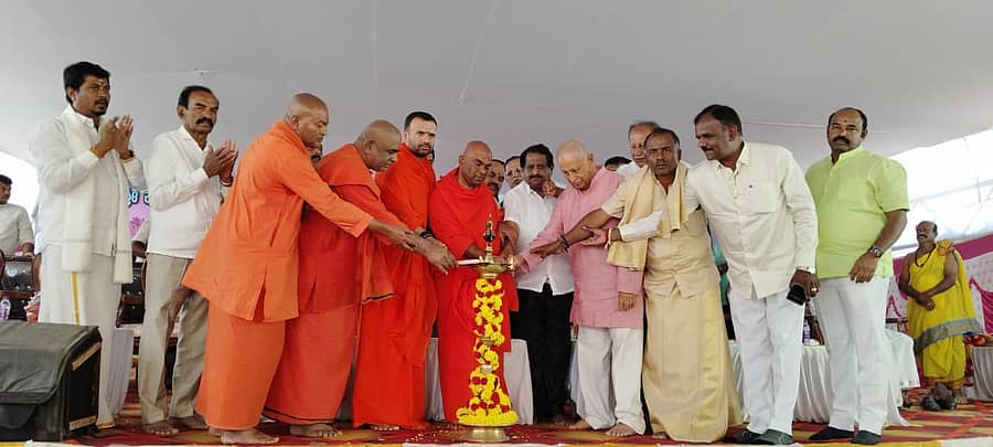 ಪೂಜೆನ ಅಗ್ರಹಾರ ಗ್ರಾಮದಲ್ಲಿ ಗೋಪುರ ಶಿಕರ ಕಳಶ ಪ್ರತಿಷ್ಠಾಪನೆಯ ವೇದಿಕೆ ಕಾರ್ಯಕ್ರಮವನ್ನು ಸ್ವಾಮೀಜಿಗಳು ಉದ್ಘಾಟಿಸಿದರು