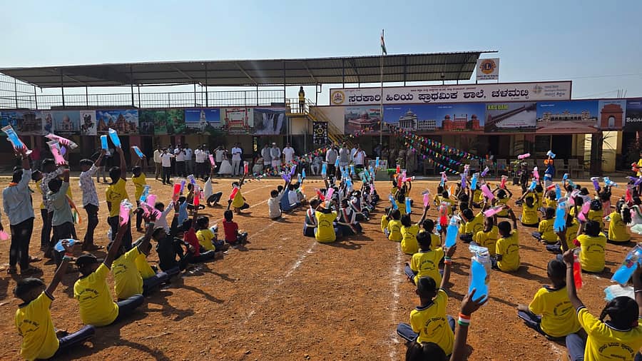 <div class="paragraphs"><p>ನೀರಿನ ಬಾಟಲಿ ಹಿಡಿದಿರುವ ಮಕ್ಕಳು</p></div>