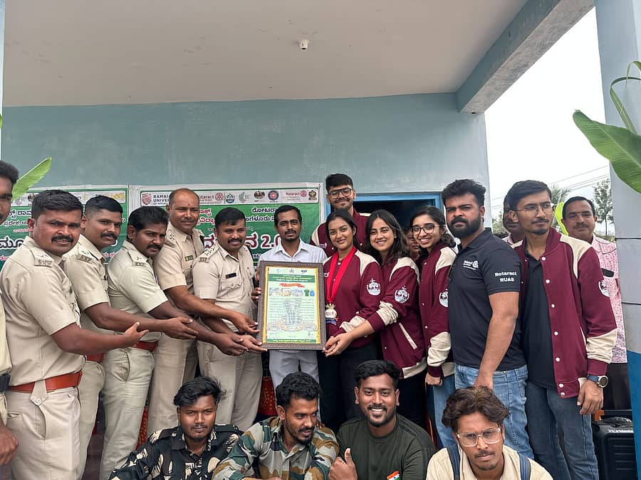 <div class="paragraphs"><p>ಕೊಳ್ಳೇಗಾಲ ತಾಲ್ಲೂಕಿನ ಹಿತ್ತಲ ದೊಡ್ಡಿ ಗ್ರಾಮದ ಸರ್ಕಾರಿ ಹಿರಿಯ ಪ್ರಾಥಮಿಕ ಶಾಲೆಯಲ್ಲಿ ರಾಮಯ್ಯ ಅನ್ವಯಿಕ ವಿಜ್ಞಾನಗಳ ವಿಶ್ವವಿದ್ಯಾಲಯದ, ರೋಟರ‍್ಯಾಕ್ಟ್ ಕ್ಲಬ್ ಆಫ್ ಬೆಂಗಳೂರು ನಾಗಸಂದ್ರ ಮತ್ತು ಬಿ.ಆರ್.ಟಿ. ಹುಲಿ ಸಂರಕ್ಷಿತ ಪ್ರದೇಶ ಚಾಮರಾಜನಗರ..</p></div>