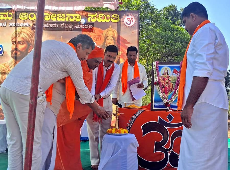 ಸೋಮವಾರಪೇಟೆ ತಾಲ್ಲೂಕಿನ ತೋಳೂರುಶೆಟ್ಟಳ್ಳಿ ಮಂಡಲ ವತಿಯಿಂದ ದೊಡ್ಡ ತೋಳೂರು ಗ್ರಾಮದ ಆಟದ ಮೈದಾನದಲ್ಲಿ ಶನಿವಾರ ಆಯೋಜಿಸಿದ್ದ ಹಿಂದೂ ಸಂಗಮ ಕಾರ್ಯಕ್ರಮವನ್ನು ಸ್ವತಂತ್ರ ಬಸವಲಿಂಗ ಸ್ವಾಮೀಜಿ ಉದ್ಘಾಟಿಸಿದರು