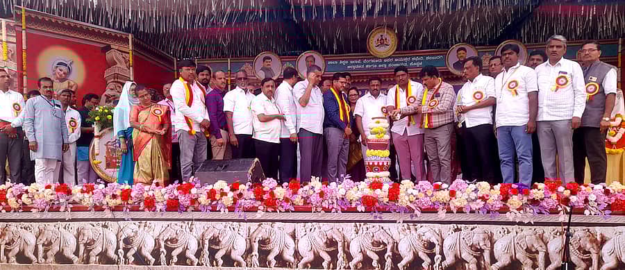 ಕಾರಟಗಿಯಲ್ಲಿ ಶನಿವಾರ ಆರಂಭಗೊಂಡಿರುವ ರಾಜ್ಯಮಟ್ಟದ ಪ್ರತಿಭಾ ಕಾರಂಜಿ ಕಲೋತ್ಸವ ಕಾರ್ಯಕ್ರಮಕ್ಕೆ ಜಿಪಂ ಸಿಇಒ ವರ್ಣಿತ್ ನೇಗಿ ಮತ್ತು ಗಣ್ಯರು ಚಾಲನೆ ನೀಡಿದರು