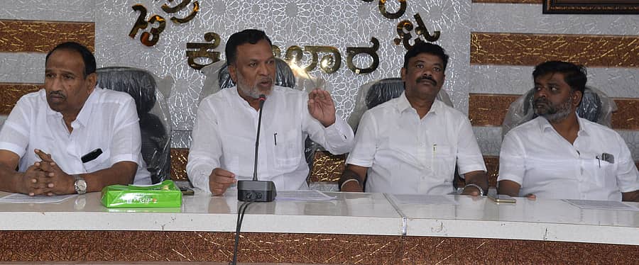 ಕೋಲಾರದಲ್ಲಿ ಶನಿವಾರ ಪತ್ರಿಕಾಗೋಷ್ಠಿಯಲ್ಲಿ ಕಾಂಗ್ರೆಸ್‌ ಮುಖಂಡರು ಮಾತನಾಡಿದರು
