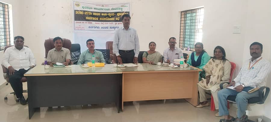 ದೇವನಹಳ್ಳಿ ಪುರಸಭೆ ಬಜೆಟ್ ಪೂರ್ವಭಾವಿ ಸಭೆಯಲ್ಲಿ ಪುರಸಭೆ ಮುಖ್ಯಾಧಿಕಾರಿ ಎ.ಶಿವಮೂರ್ತಿ ಅವರು ಸಾರ್ವಜನಿಕರಿಂದ ಅಹವಾಲು ಸ್ವೀಕರಿಸಿ ಮಾತನಾಡಿದರು