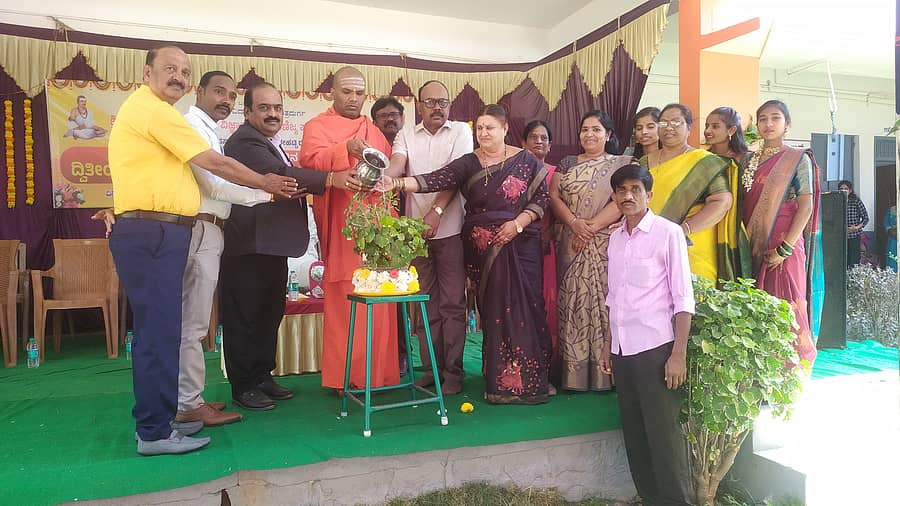 ಗಾರೆಹಟ್ಟಿಯ ಬೃಹನ್ಮಠ ಸಂಯುಕ್ತ ಕಲಾ, ವಿಜ್ಞಾನ ಮತ್ತು ವಾಣಿಜ್ಯ ಪದವಿ ಪೂರ್ವ ಕಾಲೇಜು ಆವರಣದಲ್ಲಿ ಶನಿವಾರ ನಡೆದ ದ್ವಿತೀಯ ಪಿಯುಸಿ ವಿದ್ಯಾರ್ಥಿಗಳ ಬೀಳ್ಕೂಡುಗೆ ಸಮಾರಂಭವನ್ನು ವಿರಕ್ತಮಠದ ಬಸವಪ್ರಭು ಸ್ವಾಮೀಜಿ ಉದ್ಘಾಟಿಸಿದರು