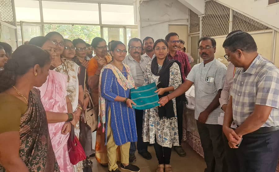 ಕಾರವಾರದ ಜಿಲ್ಲಾಧಿಕಾರಿ ಕಚೇರಿ ಆವರಣದಲ್ಲಿ ಖಾದಿ ಬಟ್ಟೆಯನ್ನು ಸರ್ಕಾರಿ ನೌಕರರೊಬ್ಬರಿಗೆ ವಿತರಿಸುವ ಮೂಲಕ ಖಾದಿ ಬಟ್ಟೆ ವಹಿವಾಟಿಗೆ ಜಿಲ್ಲಾಧಿಕಾರಿ ಕೆ.ಲಕ್ಷ್ಮಿಪ್ರಿಯಾ ಚಾಲನೆ ನೀಡಿದರು