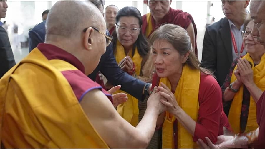 ಡ್ರೆಪುಂಗ್‌ ಗೋಮಾಂಗ್‌ ಬೌದ್ಧ ಮಂದಿರದಲ್ಲಿ ವಿದೇಶಿ ಬೌದ್ಧ ಅನುಯಾಯಿಗೆ ದಲೈಲಾಮಾ ಶನಿವಾರ ಆಶೀರ್ವದಿಸಿದರು