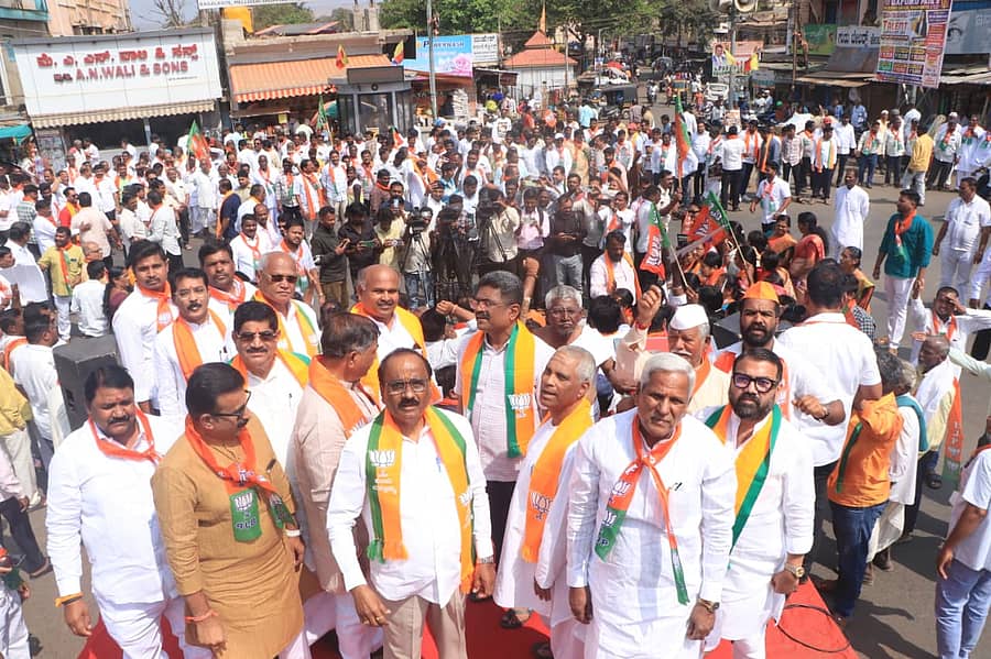 ಅಬಕಾರಿ ಸಚಿವ ಆರ್.ಬಿ. ತಿಮ್ಮಾಪುರ ರಾಜೀನಾಮೆಗೆ ಆಗ್ರಹಿಸಿ ಬಾಗಲಕೋಟೆಯಲ್ಲಿ ಶನಿವಾರ ಬಿಜೆಪಿ ಮುಖಂಡರು ಪ್ರತಿಭಟನೆ ಮಾಡಿದರು