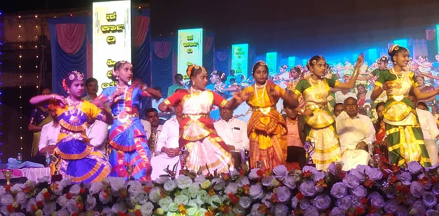 ಗಂಡಸಿ ಸರ್ಕಾರಿ ಮಾದರಿ ಹಿರಿಯ ಪ್ರಾಥಮಿಕ ಪಾಠ ಶಾಲೆಯಲ್ಲಿ ನಡೆದ ಶಾಲಾ ವಾರ್ಷಿಕೋತ್ಸವದಲ್ಲಿ ವಿದ್ಯಾರ್ಥಿಗಳು ನೃತ್ಯ ಪ್ರದರ್ಶಿಸಿದರು.