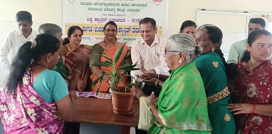 ಪಾಂಡವಪುರ ತಾಲ್ಲೂಕಿನ ಚಿನಕುರಳಿ ಗ್ರಾಮದ ಸಮುದಾಯ ಆರೋಗ್ಯ ಕೇಂದ್ರದಲ್ಲಿ ಆರೋಗ್ಯ ಕೇಂದ್ರದಲ್ಲಿ ಆಯೋಜಿಸಿದ್ದ ವಿಶ್ವ ಕ್ಯಾನ್ಸರ್‌ ದಿನಾಚರಣೆ ಅಂಗವಾಗಿ ನಡೆದ ಜಾಗೃತಿ ಶಿಬಿರವನ್ನು ದಂತ ತಜ್ಞೆ ಡಾ.ಪ್ರಿಯದರ್ಶಿನಿ ಉದ್ಪಾಟಿಸಿದರು. ಆಡಳಿತ ವೈದ್ಯಾಧಿಕಾರಿ ಡಾ.ಸಂದೀಪ್ ಇತರರು ಇದ್ದಾರೆ