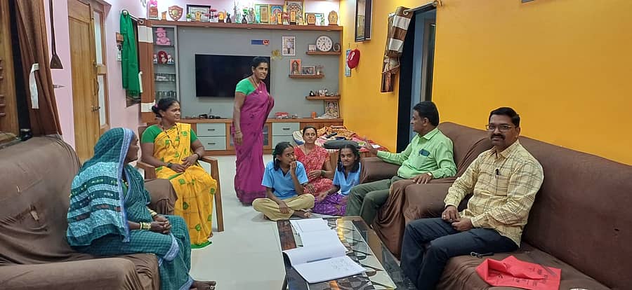 ರಾಯಬಾಗ ಕ್ಷೇತ್ರ ಶಿಕ್ಷಣಾಧಿಕಾರಿ ಬಸವರಾಜಪ್ಪ ಆರ್. ಕಲಿಕೆಯಲ್ಲಿ ಹಿಂದುಳಿದ ಮಕ್ಕಳ ಮನೆ ಮನೆಗೆ ಶುಕ್ರವಾರ ಭೇಟಿ ನೀಡಿ ವಿದ್ಯಾರ್ಥಿಗಳಲ್ಲಿ ಆತ್ಮಸ್ಥೈರ್ಯ ತುಂಬಿದರು