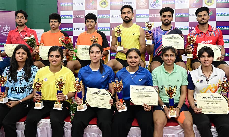 ಪ್ರಶಸ್ತಿ ವಿಜೇತರು: (ಎಡದಿಂದ) ಹಿಂದಿನ ಸಾಲು– ತುಷಾರ್‌ ಸುವೀರ್‌, ಪವನ್‌ ಎಸ್‌., ಪುನೀತ್‌ ಎಸ್‌., ನಿತಿನ್‌ ಕುಮಾರ್‌, ಶಂಕರ್‌ಪ್ರಸಾದ್‌ ಉದಯಕುಮಾರ್‌ ಹಾಗೂ ಕಮಲ್‌ ಕೃಷ್ಣನ್‌. ಮುಂದಿನ ಸಾಲು– ಅಮೃತಾ ಪಿ., ಲಿಖಿತಾ ಶ್ರೀವಾಸ್ತವ, ಅದಿತಿ ಭಟ್‌, ಶ್ರಾವಣಿ ವಾಳೆಕರ್‌, ಶ್ರುತಿ ಎಂ. ಹಾಗೂ ಮಾನಸಿ ಸಿಂಗ್‌ –ಪ್ರಜಾವಾಣಿ ಚಿತ್ರ