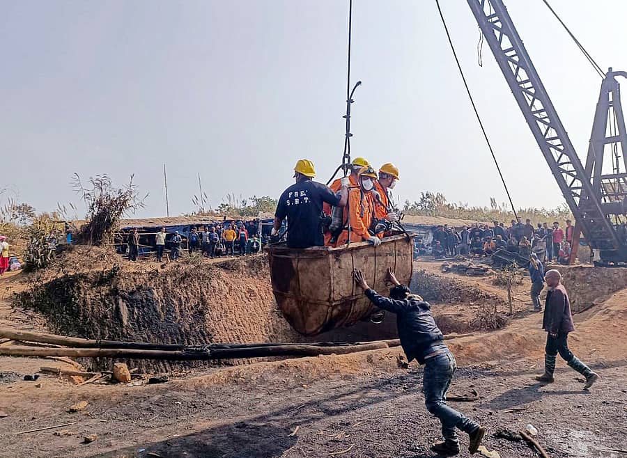 ಸ್ಫೋಟ ಸಂಭವಿಸಿದ ಸ್ಥಳದಲ್ಲಿ ರಕ್ಷಣಾ ಸಿಬ್ಬಂದಿ ಶೋಧ ಕಾರ್ಯ ನಡೆಸಿದರು (ಸಾಂದರ್ಭಿಕ ಚಿತ್ರ)