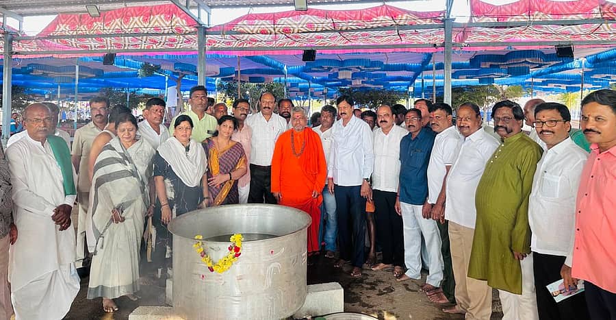 ಹರಿಹರ ತಾಲ್ಲೂಕಿನ ರಾಜನಹಳ್ಳಿಯ ವಾಲ್ಮೀಕಿ ಗುರುಪೀಠದಲ್ಲಿ ನಡೆಯುವ ಮಹರ್ಷಿ ವಾಲ್ಮೀಕಿ ಜಾತ್ರೆಯ ಸಿದ್ಧತೆಯನ್ನು ಮಾಜಿ ಸಚಿವ ರಮೇಶ್ ಜಾರಕಿಹೊಳಿ, ಪ್ರಸನ್ನಾನಂದ ಶ್ರೀಗಳೊಂದಿಗೆ ಶನಿವಾರ ಪರಿಶೀಲಿಸಿದರು. ಜಾತ್ರಾ ಸಮಿತಿ ಸಂಚಾಲಕ ಎಂ.ಜಿ.ಪಂಪಾಪತಿ, ಧರ್ಮದರ್ಶಿ ಕೆ.ಬಿ.ಮಂಜುನಾಥ ಹಾಗೂ ಸಮಾಜದ ಮುಖಂಡರು ಉಪಸ್ಥಿತರಿದ್ದರು