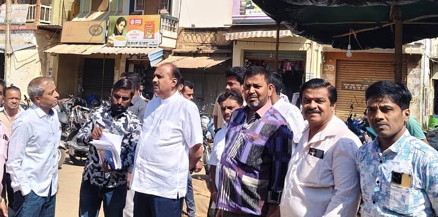 ವಿಜಯಪುರ ಪಟ್ಟಣದ ವಿವಿಧ ದೇವಾಲಯಗಳಿಗೆ ಎಂಜಿನಿಯರ್‍ಗಳು ಸ್ಥಳ ಭೇಟಿ ನೀಡಿ ಪರಿಶೀಲಿಸಿದರು.