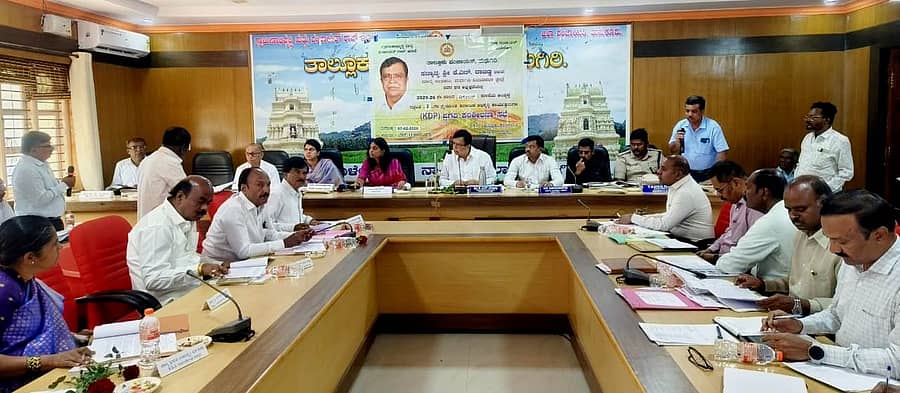 ಮಧುಗಿರಿ ತಾಲ್ಲೂಕು ಪಂಚಾಯಿತಿಯಲ್ಲಿ ಶನಿವಾರ ಕೆಡಿಪಿ ಸಭೆ ನಡೆಯಿತು