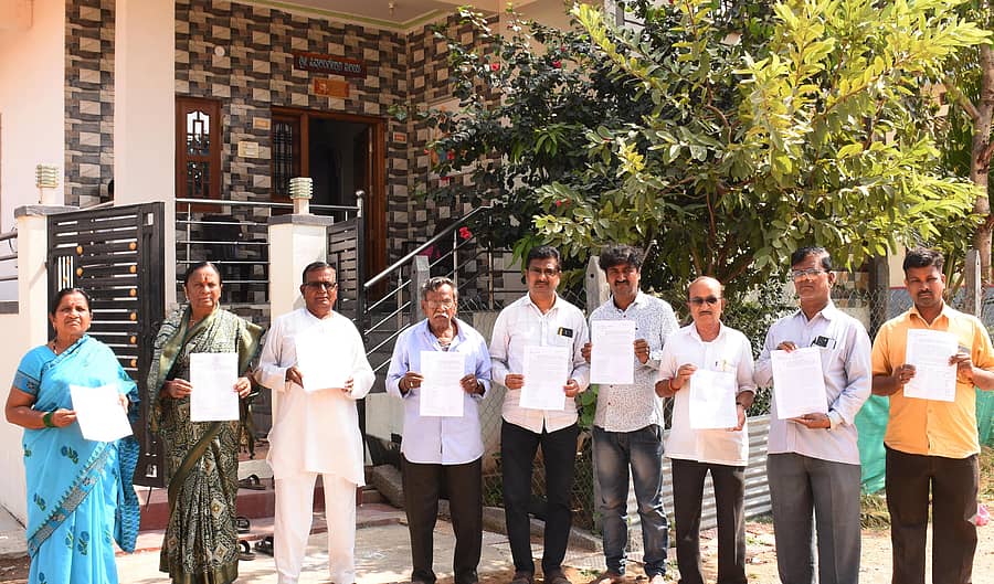 ಶಹಾಪುರ ನಗರದ ಸ್ವಕುಳಿಸಾಳಿ ಸಮಾಜದ 15 ಕುಟುಂಬಗಳನ್ನು ಸಾಮಾಜಿಕ ಬಹಿಷ್ಕಾರ ಹಾಕಿದ ಬಗ್ಗೆ ಜಿಲ್ಲಾಧಿಕಾರಿಗೆ ಸಲ್ಲಿಸಿದ ದೂರಿನ ಪ್ರತಿಯನ್ನು ಪ್ರದರ್ಶಿಸಿದ ಬಹಿಷ್ಕಾರಕ್ಕೆ ಒಳಗಾದ ಕುಟುಂಬದ ಸದಸ್ಯರು