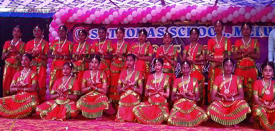 ಶಿಡ್ಲಘಟ್ಟ ತಾಲ್ಲೂಕಿನ ಮೇಲೂರಿನ ಸೇಂಟ್ ಥಾಮಸ್ ಶಾಲೆಯ ಶಾಲಾ ವಾರ್ಷಿಕೋತ್ಸವದಲ್ಲಿ ವಿದ್ಯಾರ್ಥಿಗಳು ನೃತ್ಯರೂಪಕವನ್ನು ಪ್ರದರ್ಶಿಸಿದರು