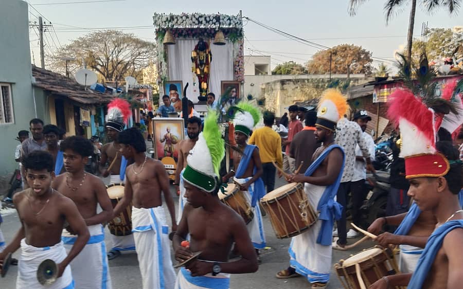 ಚನ್ನರಾಯಪಟ್ಟಣದಲ್ಲಿ ರಾಮೋತ್ಸವದ ಅಂಗವಾಗಿ ಏರ್ಪಡಿಸಿದ್ದ ಶೋಭಾಯಾತ್ರೆಯಲ್ಲಿ ಜಾನಪದ ಕಲಾತಂಡದೊಂದಿಗೆ ಬಾಲರಾಮಮೂರ್ತಿ ಮೆರವಣಿಗೆ ಶನಿವಾರ ನಡೆಯಿತು