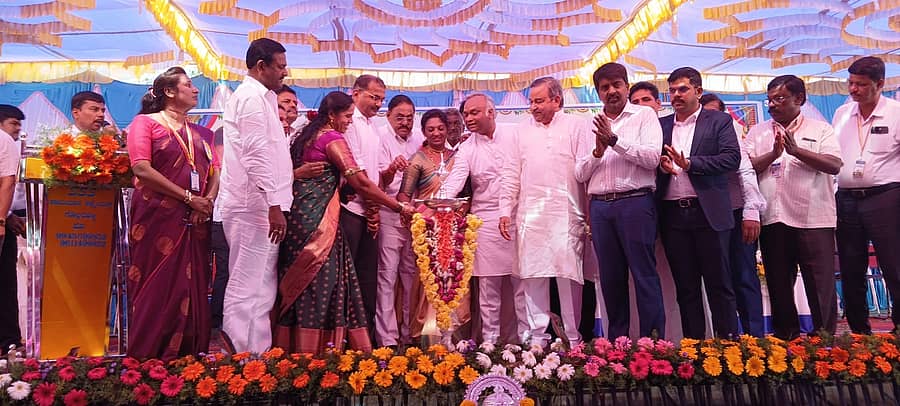 ಹೊನ್ನಾಳಿ ತಾಲ್ಲೂಕಿನ ಎಚ್.ಗೋಪಗೊಂಡನಹಳ್ಳಿ ಗ್ರಾಮದಲ್ಲಿ ನೂತನ ಗ್ರಾಪಂ ಕಟ್ಟಡ ಲೋಕಾರ್ಪಣೆ ಸಮಾರಂಭವನ್ನು ಸಚಿವ ಪ್ರಿಯಾಂಕ್ ಖರ್ಗೆ ಉದ್ಘಾಟಿಸಿದರು