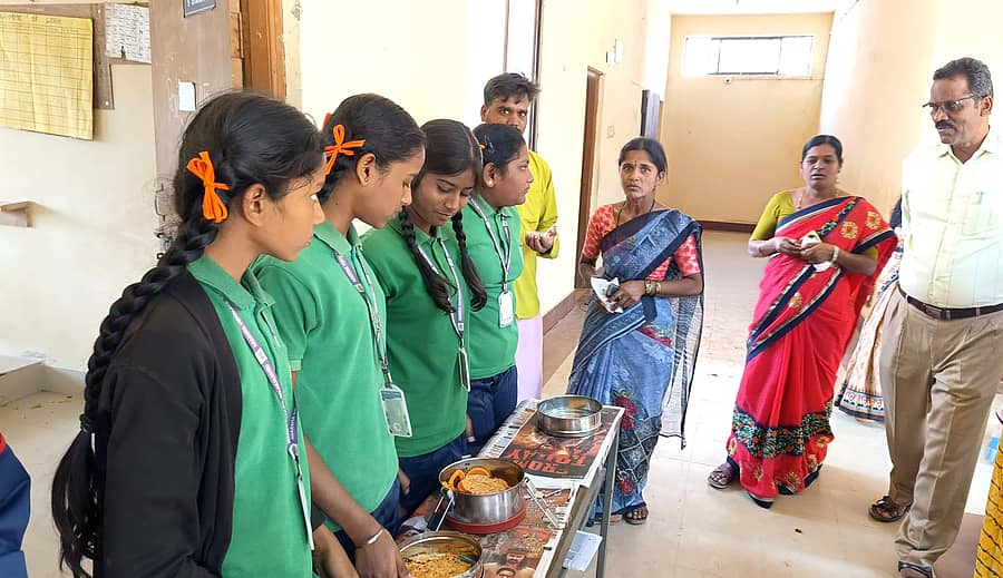 ಮೊಳಕಾಲ್ಮುರಿನ ಪಿಎಂಶ್ರೀ ಆದರ್ಶ ಕೇಂದ್ರೀಯ ಶಾಲೆಯಲ್ಲಿ ಶನಿವಾರ ನಡೆದ ಆಹಾರ ಮತ್ತು ವಾಣಿಜ್ಯ ಮೇಳದಲ್ಲಿ ಭಾಗಿಯಾದ ವಿದ್ಯಾರ್ಥಿಗಳು