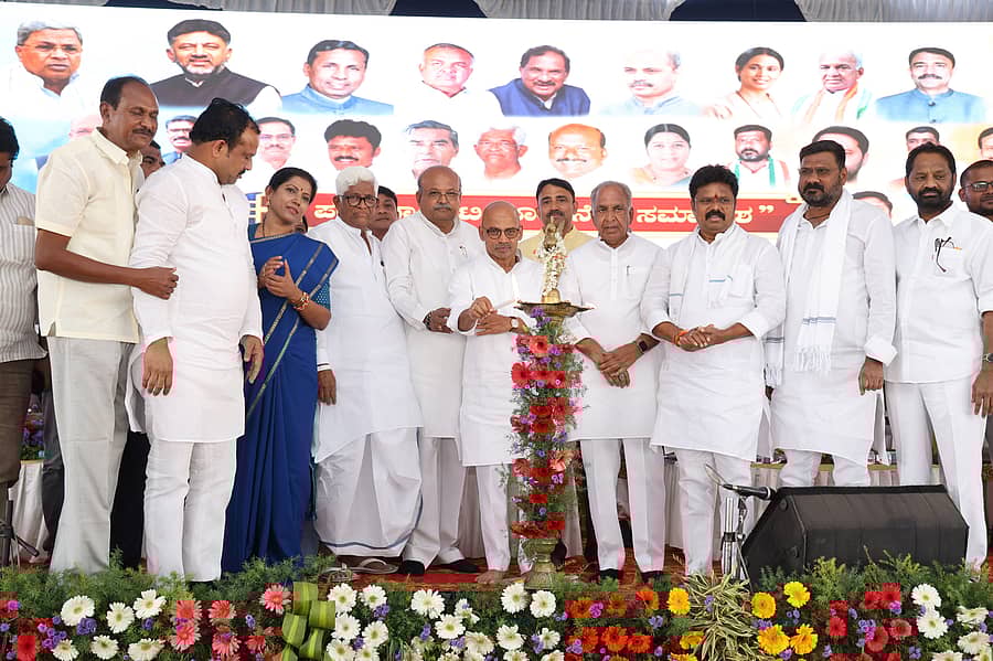 ರಾಯಚೂರು ನಗರದ ಕೃಷಿ ವಿಜ್ಞಾನಗಳ ವಿಶ್ವವಿದ್ಯಾಲಯದಲ್ಲಿ ಜಿಲ್ಲಾ ಉತ್ಸವದ ಪ್ರಯುಕ್ತ ನಡೆದ ಗ್ಯಾರಂಟಿ ಕಾರ್ಯಾಗಾರ, ಗ್ಯಾರಂಟಿ ಉತ್ಸವ ಸಮಾರಂಭವನ್ನು ಜಿಲ್ಲಾ ಉಸ್ತುವಾರಿ ಸಚಿವ ಡಾ.ಶರಣಪ್ರಕಾಶ ಪಾಟೀಲ ಉದ್ಘಾಟಿಸಿದರು