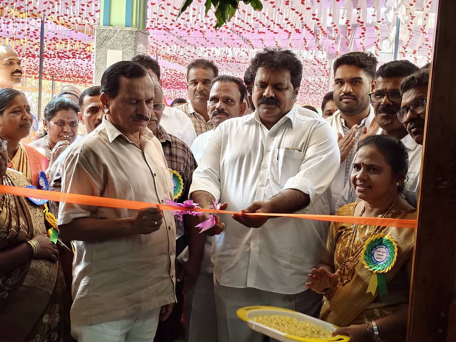 ಗೋಕರ್ಣ ಸಮೀಪದ ಹಿರೇಗುತ್ತಿ ಗ್ರಾಮ ಪಂಚಾಯಿತಿಯ ನೂತನ ಕಟ್ಟಡವನ್ನು ಜಿಲ್ಲಾ ಉಸ್ತುವಾರಿ ಸಚಿವ ಮಂಕಾಳ ಎಸ್. ವೈದ್ಯ ಲೋಕಾರ್ಪಣೆೆಗೊಳಿಸಿದರು. ಶಾಸಕ ದಿನಕರ ಶೆಟ್ಟಿ ಜತೆಗಿದ್ದರು