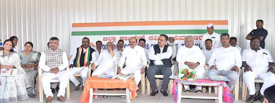 ತುಮಕೂರಿನ ಕಾಂಗ್ರೆಸ್ ಕಚೇರಿಯಲ್ಲಿ ಶನಿವಾರ ನಡೆದ ಸಭೆಯಲ್ಲಿ ದೆಹಲಿ ವಿಶೇಷ ಪ್ರತಿನಿಧಿ ಟಿ.ಬಿ.ಜಯಚಂದ್ರ, ವೀಕ್ಷಕರಾದ ವೆಂಕಟರಮಣಯ್ಯ, ಹುಸೇನ್ ಸಾಬ್, ಇಬ್ರಾಹಿಂ ಖಲೀಂವುಲ್ಲಾ, ಗೀತಾ ರಾಜಣ್ಣ ಇತರರು ಭಾಗವಹಿಸಿದ್ದರು