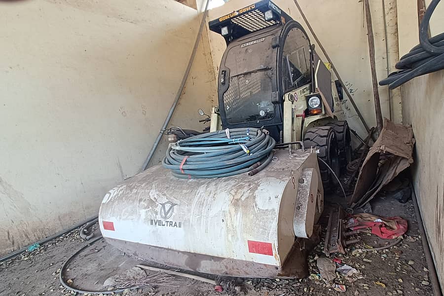 ಹರಿಹರದ ನಗರಸಭೆ ನೀರು ಶುದ್ಧೀಕರಣ ಘಟಕದ ಆವರಣದ ಶೆಡ್‌ನಲ್ಲಿ 7 ವರ್ಷಗಳಿಂದ ದೂಳು ತಿನ್ನುತ್ತಾ ಬಿದ್ದಿರುವ ತಿಳಿ ದೂಳು ಸಂಗ್ರಹಿಸುವ ವಾಹನ