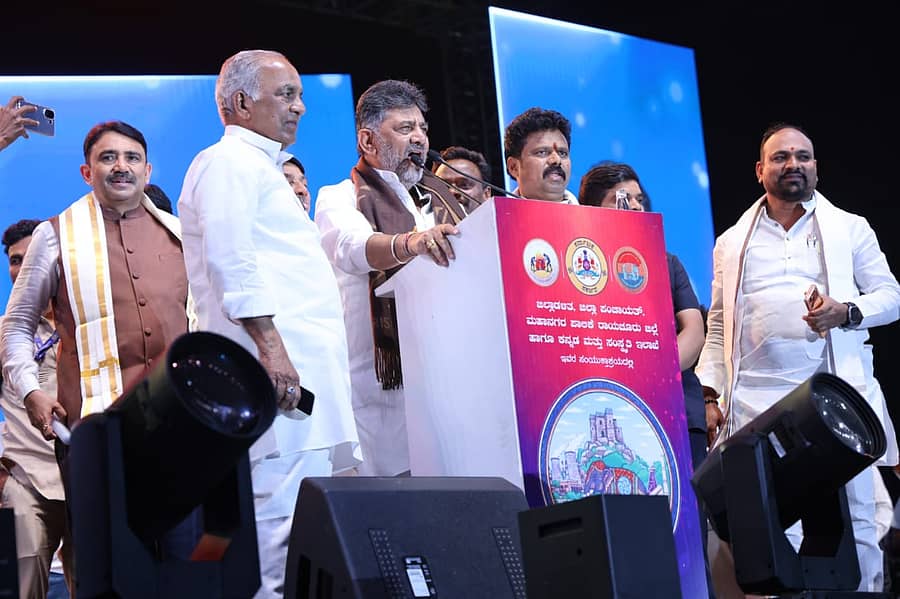 ರಾಯಚೂರಿನ ಕೃಷಿ ವಿಜ್ಞಾನಗಳ ವಿಶ್ವವಿದ್ಯಾಲಯದ ಆವರಣದಲ್ಲಿ ಶನಿವಾರ ನಡೆದ ಎಡೆದೊರೆ ನಾಡು ರಾಯಚೂರು ಜಿಲ್ಲಾ ಉತ್ಸವದ ಸಮಾರೋಪ ಸಮಾರಂಭದಲ್ಲಿ ಉಪ ಮುಖ್ಯಮಂತ್ರಿ ಡಿ.ಕೆ.ಶಿವಕುಮಾರ್ ಮಾತನಾಡಿದರು. ಸಚಿವ ಬೋಸರಾಜು, ಸಂಸದ ಕುಮಾರ ನಾಯಕ, ಶಾಸಕ ಬಸನಗೌಡ ದದ್ದಲ್ ಪಾಟೀಲ ಹಾಜರಿದ್ದರು