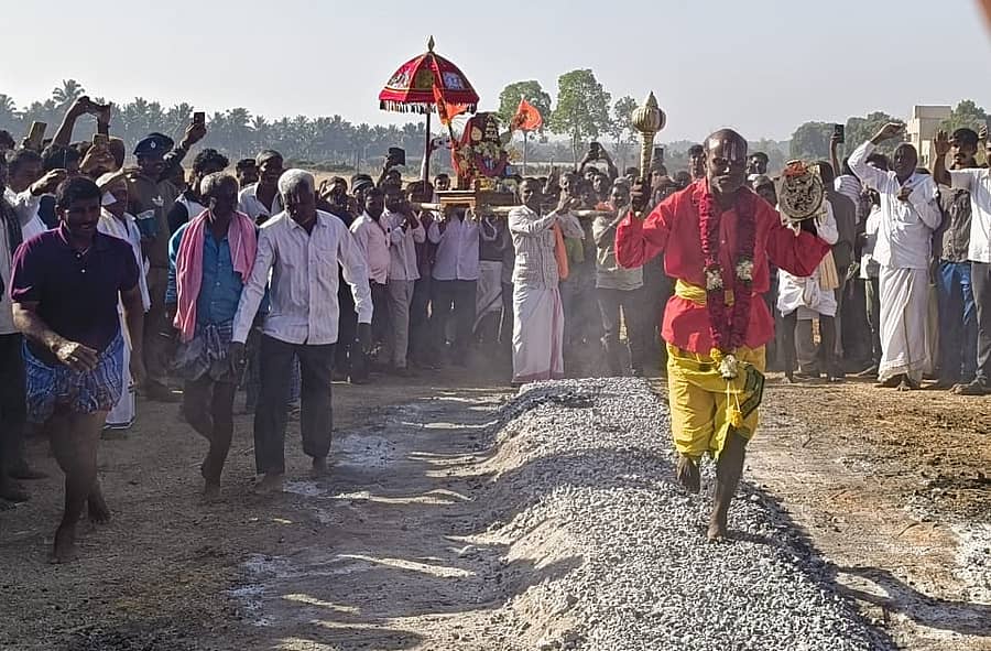 ಧರ್ಮಾಪುರ ಸಮೀಪದ ರತ್ನಪುರಿಯಲ್ಲಿ ನಡೆದ ಆಂಜನೇಯ ಸ್ವಾಮಿ ಕೊಂಡೋತ್ಸವದಲ್ಲಿ ಅರ್ಚಕರಾದ ರುಕ್ಮಂಗದ ಕೊಂಡ ಹಾಯ್ದರು