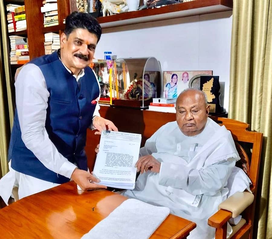 ರಾಜ್ಯಸಭಾ ಸದಸ್ಯ ಎಚ್.ಡಿ.ದೇವೇಗೌಡ ಅವರಿಗೆ ಎನ್‌ಎಸ್‌ಎಸ್‌ಕೆ ಅಧ್ಯಕ್ಷ ಸೂರ್ಯಕಾಂತ್‌ ನಾಗಮಾರಪಳ್ಳಿ ಅವರು ಮನವಿ ಪತ್ರ ಸಲ್ಲಿಸಿದರು