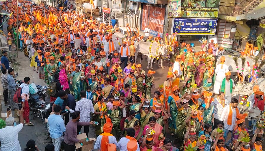 ಆನೇಕಲ್‌ನಲ್ಲಿ ಹಿಂದೂ ಸಮಾಜೋತ್ಸವ ಪ್ರಯುಕ್ತ ಶೋಭಾಯಾತ್ರೆ ನಡೆಯಿತು