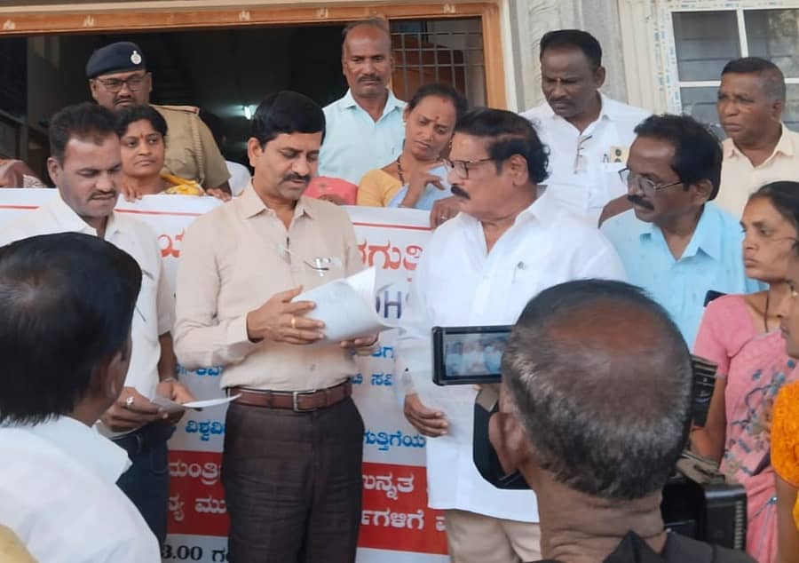 ಹೊಸಪೇಟೆ ಜಿಲ್ಲಾಧಿಕಾರಿ ಕಚೇರಿ ಆವರಣದಲ್ಲಿ ಶನಿವಾರ ಪ್ರತಿಭಟನೆ ನಡೆಸಿದ ಕನ್ನಡ ವಿಶ್ವವಿದ್ಯಾಲಯ ಹೊರಗುತ್ತಿಗೆ ನೌಕರರು ಜಿಲ್ಲಾಧಿಕಾರಿ ಅವರಿಗೆ ಮನವಿ ಸಲ್ಲಿಸಿದರು 