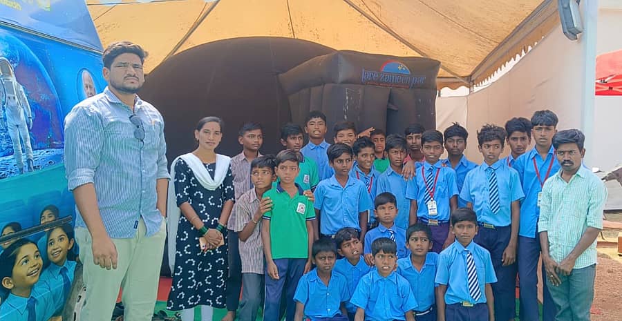 ರಾಯಚೂರು ನಗರದಲ್ಲಿ ಜಿಲ್ಲಾ ಉತ್ಸವದ ಅಂಗವಾಗಿ ಏರ್ಪಡಿಸಿರುವ ಡಿಜಿಟಲ್ ಸಂಚಾರಿ ತಾರಾಲಯದ ಮಳಿಗೆಗೆ ಶನಿವಾರ ಭೇಟಿ ನೀಡಿದ್ದ ಶಾಲಾ ಮಕ್ಕಳು