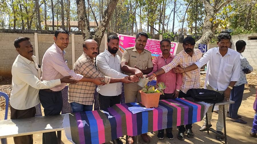 ಗುಂಡ್ಲುಪೇಟೆ ಪಟ್ಟಣದ ಸರ್ಕಾರಿ ನೌಕರರ ಭವನದಲ್ಲಿ ಉಚಿತ ಕಣ್ಣಿನ ತಪಾಸಣಾ ಶಿಬಿರವನ್ನು ಎಸ್‌ಐ ನರೇಶ್ ಕುಮಾರ್ ಉದ್ಘಾಟಿಸಿದರು