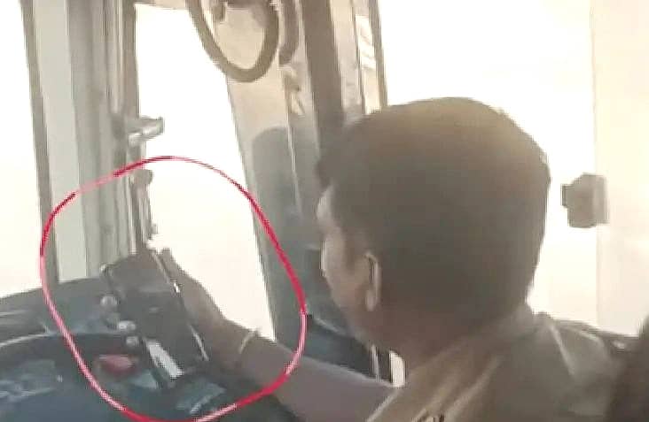 ರೀಲ್ಸ್ ನೋಡುತ್ತಾ ಬಸ್ ಚಾಲನೆ ಮಾಡಿದ ಕೆಎಸ್‌ಆರ್‌ಟಿಸಿ ಬಸ್ ಚಾಲಕ