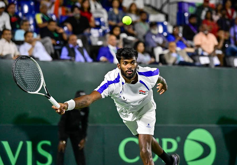 <div class="paragraphs"><p>ಡೇವಿಸ್‌ ಕಪ್‌ ಕ್ವಾಲಿಫೈಯರ್ಸ್‌ ಪಂದ್ಯದಲ್ಲಿ ದಕ್ಷಿಣೇಶ್ವರ ಸುರೇಶ್‌ ಫೋರ್‌ಹ್ಯಾಂಡ್‌ ಹೊಡೆತ ಆಡಿದ್ದು ಹೀಗೆ....</p><p></p></div>