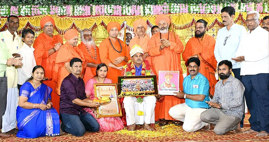 ಹೂವಿನಹಡಗಲಿ ಗವಿಸಿದ್ಧೇಶ್ವರ ಜಾತ್ರೆಯ ಧರ್ಮಸಭೆಯಲ್ಲಿ ಕೊಪ್ಪಳದ ಸೋಮನಗೌಡ ಪಾಟೀಲ್ ಅವರಿಗೆ ‘ಗವಿಶ್ರೀ’ ಪ್ರಶಸ್ತಿ ಪ್ರದಾನ ಮಾಡಲಾಯಿತು 