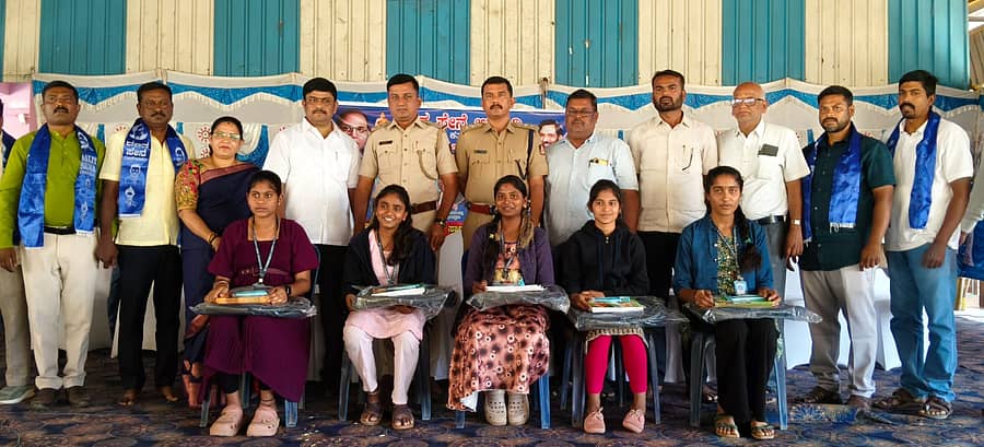 ಹಾರೋಹಳ್ಳಿಯ ಗ್ರಾಮಾಂತರ ಪ್ರೌಢಶಾಲೆಯಲ್ಲಿ ದಲಿತ ಸೇನೆಯಿಂದ ಪ್ರತಿಭಾ ಪುರಸ್ಕಾರ ನಡೆಯಿತು