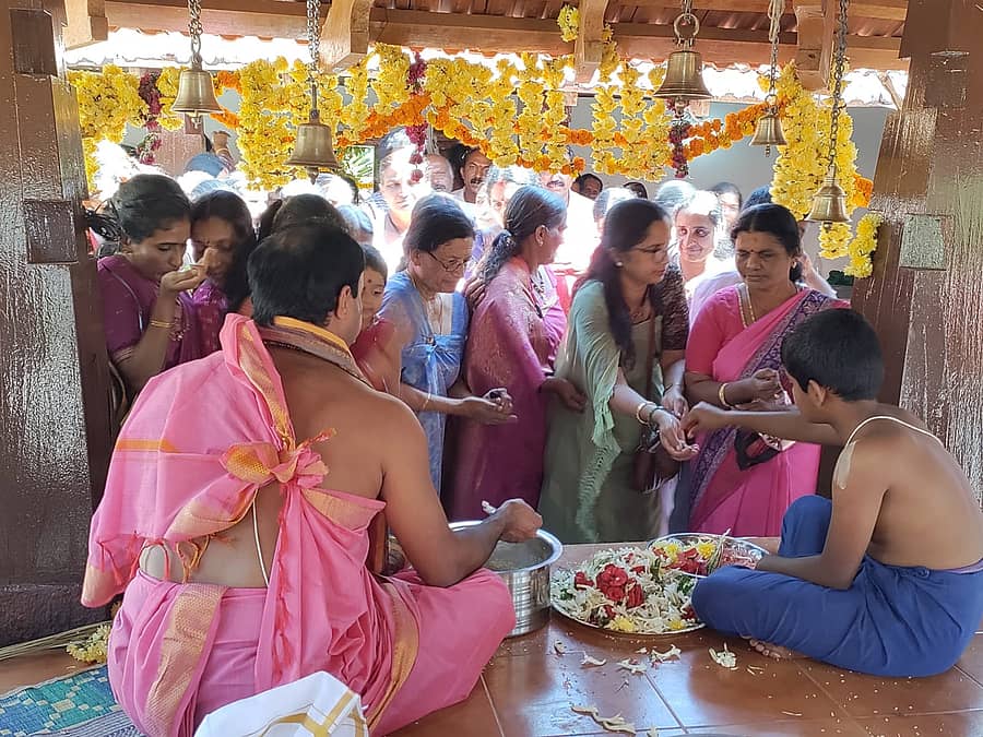 ನಾಪೋಕ್ಲು ಸಮೀಪದ ಕುಯ್ಯಂಗೇರಿ ಭಗವತಿ ದೇವಾಲಯದ ಅಷ್ಟಬಂಧ ಪುನರ್ ಪ್ರತಿಷ್ಠಾ ಬ್ರಹ್ಮ ಕಳಶೋತ್ಸವದ ಅಂಗವಾಗಿ ನಡೆದ ಪೂಜಾ ಕಾರ್ಯಕ್ರಮದಲ್ಲಿ ಪಾಲ್ಗೊಂಡ ಭಕ್ತರು ತೀರ್ಥಪ್ರಸಾದ ಸ್ವೀಕರಿಸಿದರು 