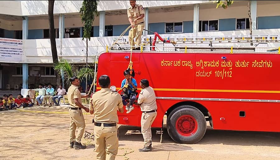 ಗಜೇಂದ್ರಗಡದ ವಿ.ಟಿ.ರಾಯಬಾಗಿ ಇಂಗ್ಲಿಷ್ ಮಾಧ್ಯಮ ಶಾಲೆಯಲ್ಲಿ ಅಗ್ನಿಶಾಮಕ ಮತ್ತು ತುರ್ತು ಸೇವೆಗಳ ಇಲಾಖೆ ವತಿಯಿಂದ ಅಗ್ನಿ ಅವಘಡ ತಡೆಗಟ್ಟುವಿಕೆ ಮತ್ತು ಮುನ್ನೆಚ್ಚರಿಕೆ ಕ್ರಮಗಳ ಕುರಿತು ಅಣಕು ಪ್ರದರ್ಶನದ ಮೂಲಕ ಜಾಗೃತಿ ಮೂಡಿಸಲಾಯಿತು