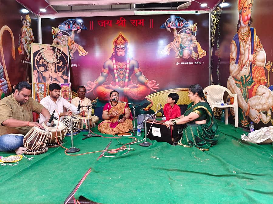 ಯಲಗೂರ ಕಾರ್ತಿಕೋತ್ಸವ ಅಂಗವಾಗಿ ಹರಿದಾಸ ಸಾಹಿತ್ಯ ಸಂಗೀತ ವೇದಿಕೆಯಲ್ಲಿ ಖ್ಯಾತ ಸಂಗೀತ ಕಲಾವಿದೆ ಸಂಗೀತಾ ಕಾಖಂಡಕಿ ಅವರ ದಾಸವಾಣಿ ಶೋತೃಗಳ ಗಮನಸೆಳೆಯಿತು