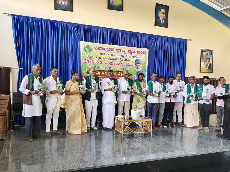 ತಾವರಗೇರಾ ಪಟ್ಟಣದ ಬುದ್ಧ ವಿಹಾರ ಸಭಾಂಗಣದಲ್ಲಿ ಶನಿವಾರ ರೈತ ಸಂಘ ವತಿಯಿಂದ ನಡೆದ 2 ದಿನಗಳ ಶಿಬಿರದಲ್ಲಿ ರಾಜ್ಯ ಕಾರ್ಯಾಧ್ಯಕ್ಷ  ಜೆ.ಎಂ ವೀರಸಂಗಯ್ಯ ಸಂಪಾದಕತ್ವದ ‘ಪ್ರೀ ಪೇಡ್‌ ಮೀಟರ್‌ ಬಂತು ರೈತರಿಗೆ ಆಪತ್ತು ತಂತು’ ಪುಸ್ತಕ ಬಿಡುಗಡೆ ಮಾಡಲಾಯಿತು