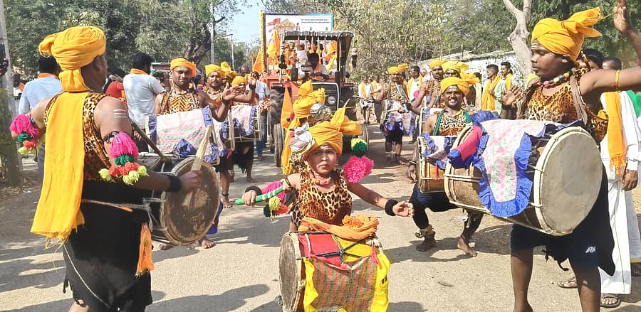 ಹಗರಿಬೊಮ್ಮನಹಳ್ಳಿಯಲ್ಲಿ ಹಿಂದೂ ಸಮಾವೇಶ ಅಂಗವಾಗಿ ಶೋಭಾಯಾತ್ರೆಯ ಮೆರವಣಿಗೆಯಲ್ಲಿ ಡೊಳ್ಳು ಕುಣಿತ ಗಮನ ಸೆಳೆಯಿತು
