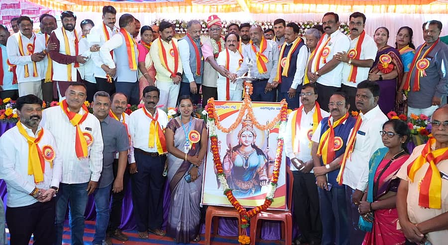 ಹಿರಿಯೂರಿನ ನೆಹರು ಮೈದಾನದಲ್ಲಿ ಶನಿವಾರ ಹಮ್ಮಿಕೊಂಡಿದ್ದ ತಾಲ್ಲೂಕು ಮಟ್ಟದ ಏಳನೇ ಕನ್ನಡ ಸಾಹಿತ್ಯ ಸಮ್ಮೇಳನವನ್ನು ಬಂಡಾಯ ಸಾಹಿತಿ ಕಾಳೇಗೌಡ ನಾಗವಾರ ಉದ್ಘಾಟಿಸಿದರು