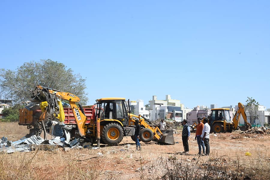 ವಿಜಯನಗರ ಮೂರನೇ ಹಂತದಲ್ಲಿ ಶನಿವಾರ ಎಂಡಿಎ ಅಧಿಕಾರಿಗಳು ಒತ್ತುವರಿ ತೆರವು ಕಾರ್ಯಾಚರಣೆ ನಡೆಸಿದರು 